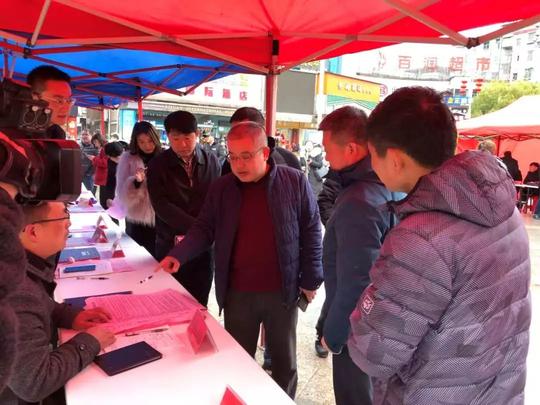 铅山县举办2019年“春风行动”园区企业专场招聘会