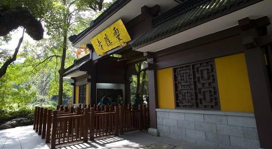 春节里的宗教生意：一边香火鼎盛，一边去商业化