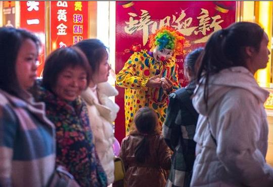 一个“歪果仁”的中国年：喝白酒吃火锅扫福