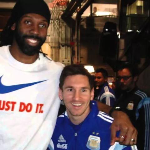 踢足球英文怎么写的