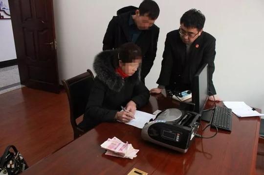 挺不住了！受“拒执罪”震慑老赖主动还钱