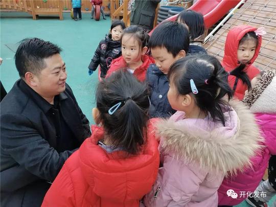 他跨界自主创业，与北京100多所公办幼儿园合作，把幼教资源带回开化……