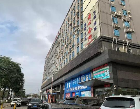 这条街每年都诞生千万富翁，两千家工厂低调赚钱，罗永浩也要分羹