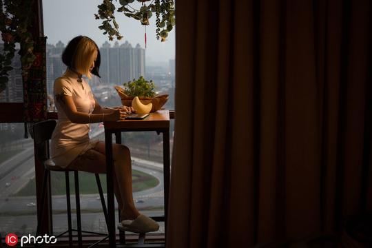 95后美女创业卖旗袍，年入千万，锦鲤杨超越也在穿
