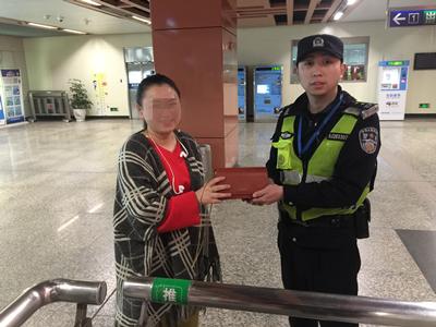 乘客粗心丢包民警负责交还