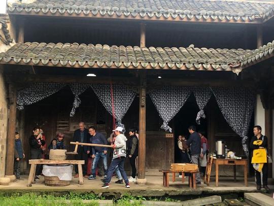 当樱花遇上汉服墙绘遇上美丽乡村东阳六石民俗文化节好不热闹