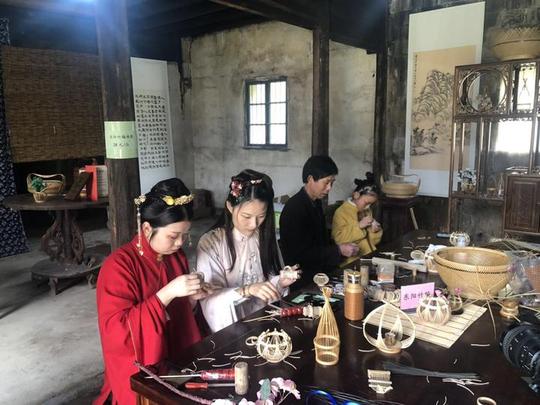 当樱花遇上汉服墙绘遇上美丽乡村东阳六石民俗文化节好不热闹