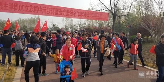 滨医附医院2000员工并肩健步走激情表达对祖国的热爱