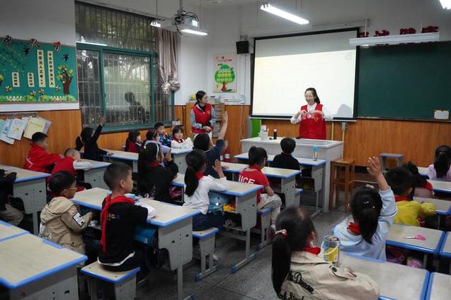 孩子在课堂上不敢举手回答问题怎么办