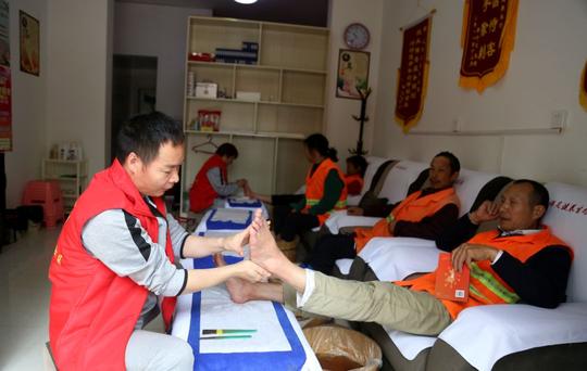 【倡新民风】义务足疗暖人心志愿服务显真情