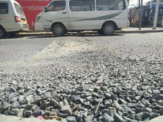 东三三道街有条“翻浆带”，一过车就飞尘土|你的“闹心事”，我们来关注！