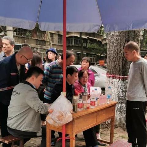 西安一小区顶楼住户着火，居民物业砸门救人, 你怎么看？