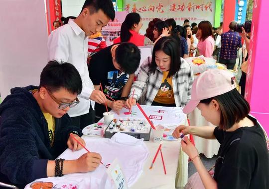 中国共青团团歌作曲者雷雨声与九龙坡青年共度五四