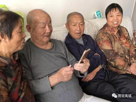 一个药不离手，一个腿脚不便，这老哥俩千里相隔何时见？