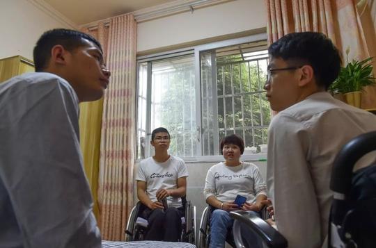 我是他的耳朵，他是我的腿：90后残疾人团队的创业奇迹