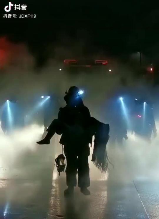 最帅“公主抱”金东消防一则救援微视频在抖音上火了