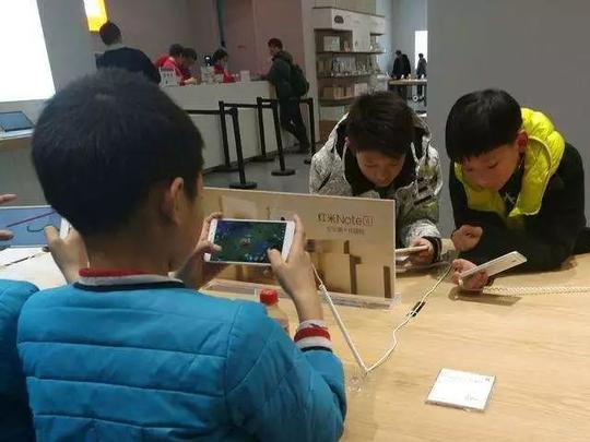 看短视频“停不下来”，防沉迷有用吗？丨睡前聊一会儿