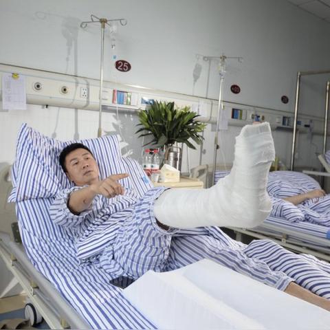 2万多元医疗费只能报80多元？长沙市民：交了20多年的商业保费有何意义，你怎么看？