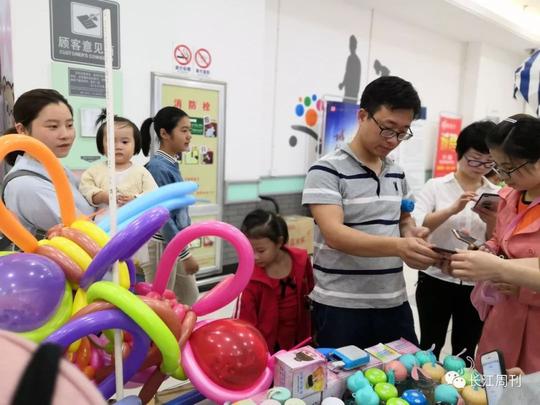街头“扫码送礼”？其实借你手机群发广告