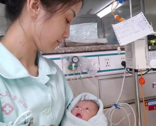 奇迹！新生儿早产体重仅870克，救治73天巴掌大宝宝跑赢死神