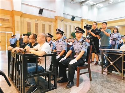 垄断地铁口客运生意非法收取“管理费”