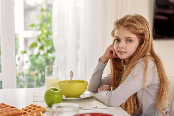 宝宝吃饭总得喂怎么办