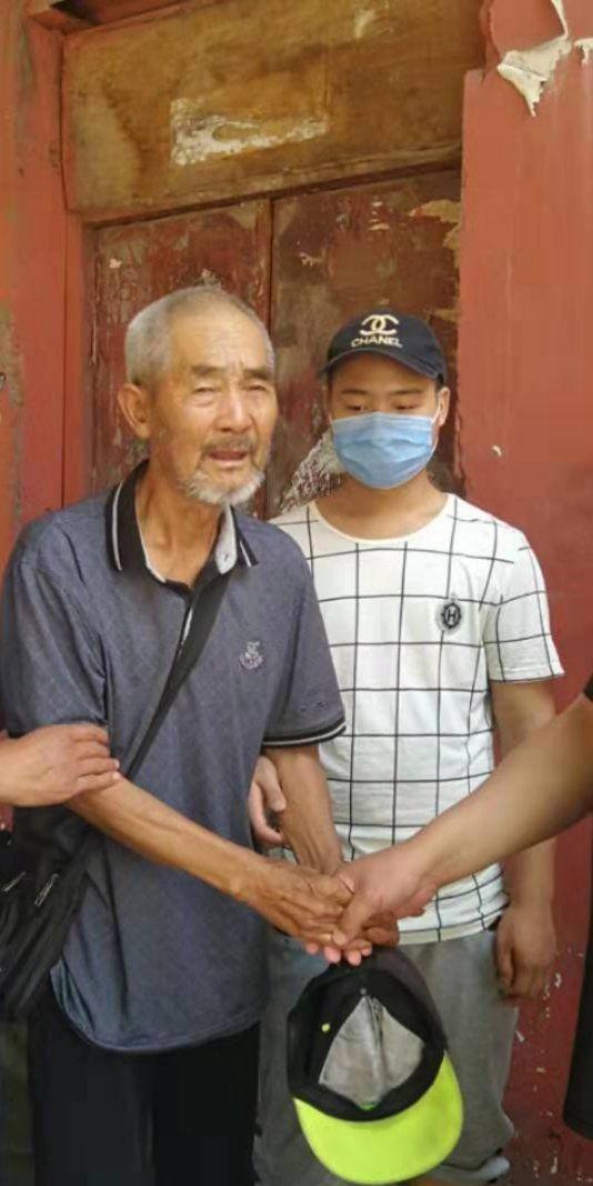 为给孙子治病72岁爷爷骑电车六天从南阳来郑卖蜂蜜红薯干挣钱