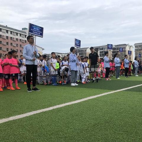 足球运动员奔跑姿势图片的长尾关键词有什么