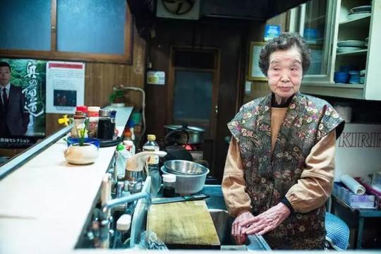 70岁送外卖、创业、开飞机，日本老人不得不拼