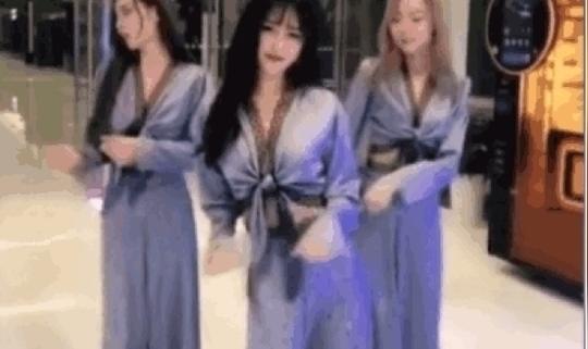 为了吸引客人，足浴店让三个小姐姐当街拍抖音，还真的就红了