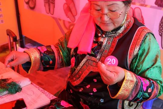 科尔沁巧娘，赛娜集市创业文创产品制作大赛开幕