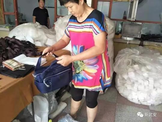 小山沟做出洋气“大”箱包！徘徊镇铺上村李会亮带领妇女一起创业