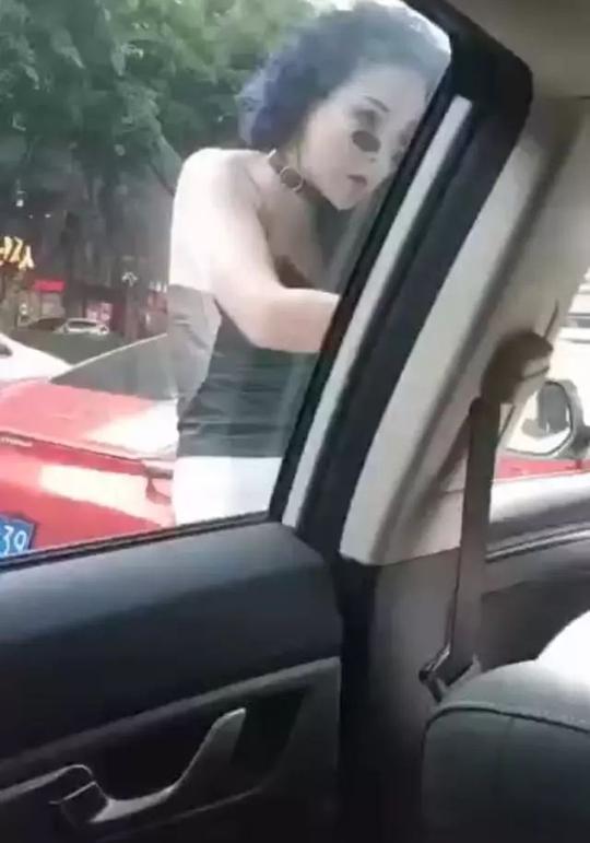 保时捷女司机丈夫被指为派出所所长，官方：不便透露