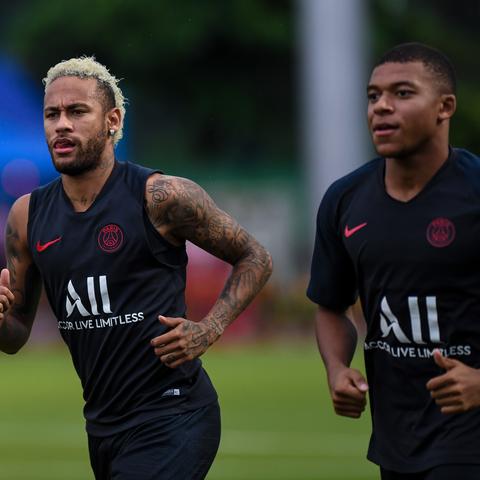 足球运动员比赛跑步距离的长尾关键词有什么