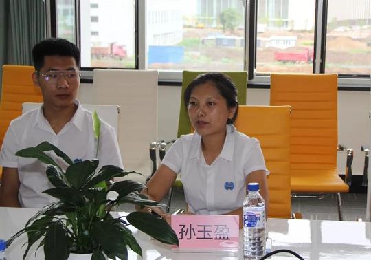第一批招募创业实践大学生工作者与所在实习企业举行劳动合同签订仪式