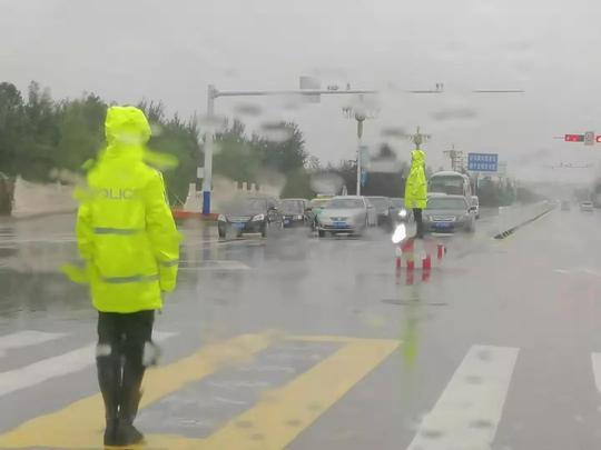 忠于职守众志成城梅河口市公安局全警动作防台抗洪彰显新时期梅河口公安人风采