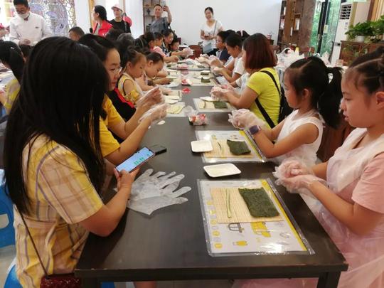 【多彩社区】“色彩营养”亲子diy寿司制作课堂在江陵路社区开课