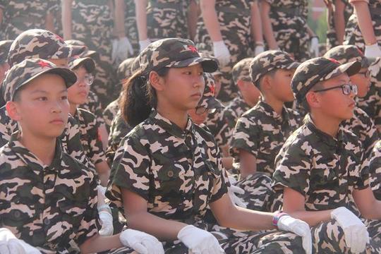 开学第一课！看这些初一学子托举国旗胸怀祖国