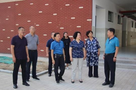 荥阳市人大常委会主任张淑霞到九小进行教师节慰问