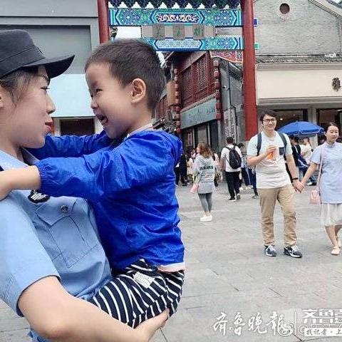 原来你在这儿！逛街发现执勤的妈妈，济南5岁男孩忍不住上前“慰吻”, 你怎么看？