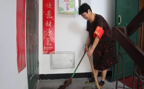 美文摘抄200字写人,夸老同志的才华的句子?