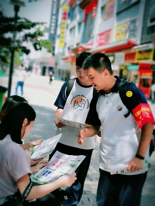社区垃圾分类有诀窍长郡学子义务上街宣讲