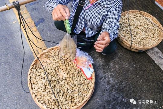 海口街头，扁担挑起的市井味道