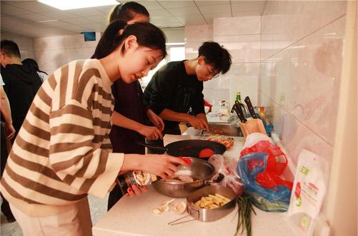 浙江农林大学自助厨房上热搜一起做菜给校园生活加点“味”