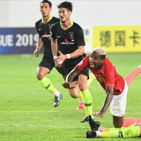 足球怎么断球准确