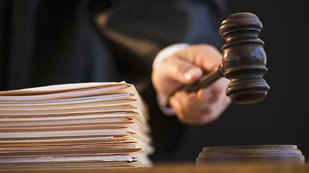 涉案金额5亿，14人被起诉，主犯被判25年有期徒刑！上海扫黑除恶以来涉案金额最大涉黑案宣判……