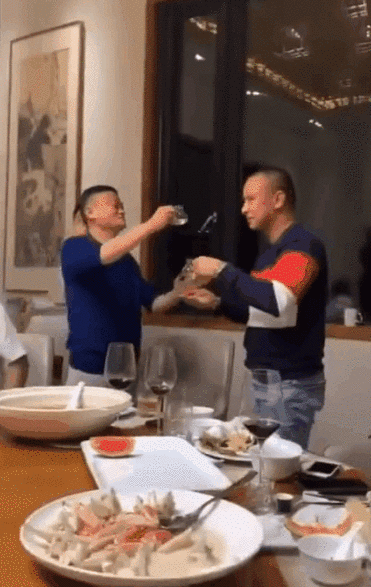 马云喝酒太豪爽：拎壶一口干，身旁拳王劝不住