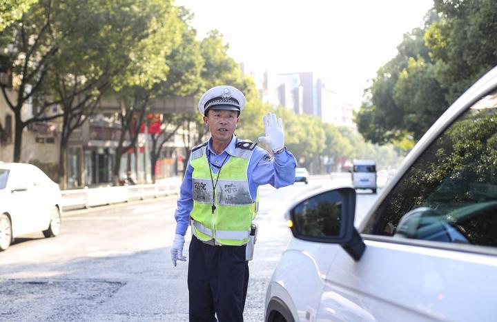 撞坏移动红绿灯要赔多少钱发生交通事故把红绿灯撞坏了保险公司报吗
