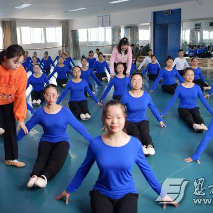 恩施职院足球场多少米