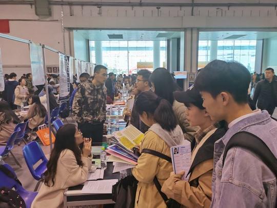 青岛市大学生就业创业服务高校行暨百场招聘会启动今年毕业生多想着“慢就业”